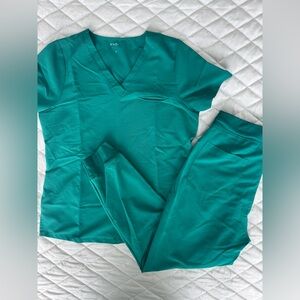 Mandala Scrub Set in Hunter Green
